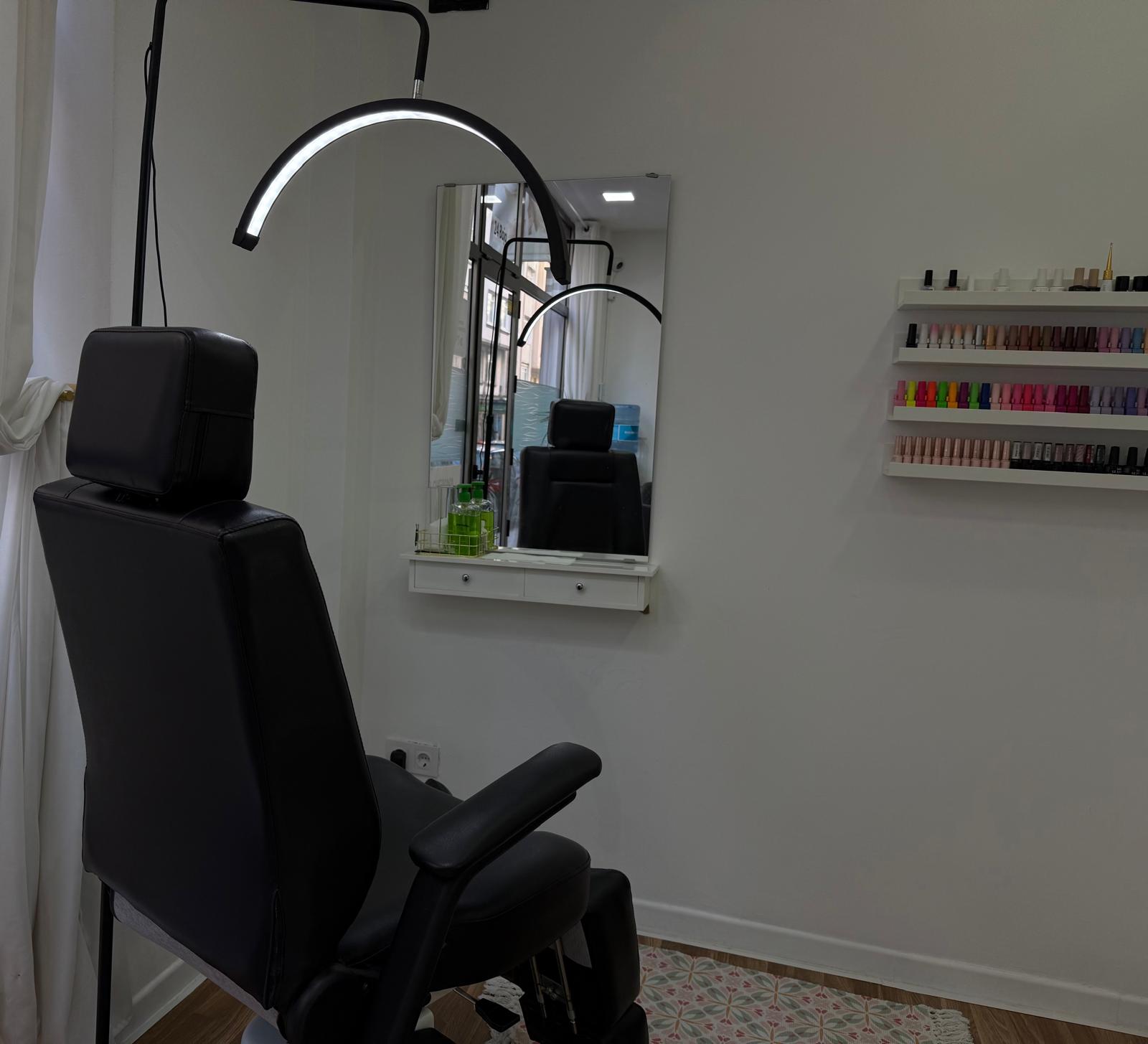 Sala de estética con equipamiento profesional